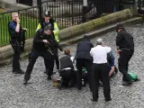 Un policía apunta al atacante del atentado de Londres, Khalid Masood, tras ser abatido poco después de acuchillar a un agente.