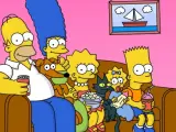 La familia Simpson aparece sentada en su sofá, un clásico al inicio de cada capítulo de esta serie animada.