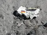 Fotografía de archivo fechada el 26 de marzo de 2015 y facilitada este viernes, que muestra algunos de los restos del avión de Germanwings Airbus A320, tras estrellarse en los Alpes franceses, cuando se cumplen dos años de la tragedia.