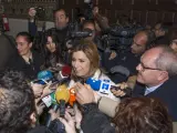 Susana Díaz, rodeada de periodistas, a la salida de la reunión que ha mantenido en Sevilla con su Ejecutiva.