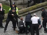 Un policía apunta al atacante del atentado de Londres, Khalid Masood, tras ser abatido poco después de acuchillar a un agente.