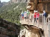 Un grupo de turistas recorre el Caminito del Rey.