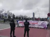 Protesta a las puertas del acto de Susana Díaz en Ifema.