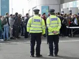 Dos agentes de policía vigilan las inmediaciones del estadio de Wembley tras el ataque terrorista de la semana pasada en Londres.