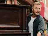 El cantante Gary Barlow en el videoclip de su tema 'Let me go'.