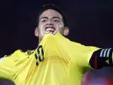 El jugador de Colombia James Rodríguez celebra después de anotar contra Chile.