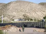 Fragmento de un muro de acero construido en la localidad de Sunland Park, Nuevo México (EE UU), en la frontera con México.