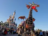Un espectacular drag&oacute;n desfila por Disneyland Par&iacute;s, durante la celebraci&oacute;n del 25 aniversario de este parque tem&aacute;tico.