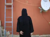 Una mujer libanesa de 32 años, que lleva un niqab que le cubre totalmente el rostro, posa en la azotea de su casa en Beirut (Líbano).