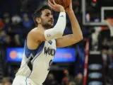 El jugador de los Timberwolves Ricky Rubio lanza a canasta.