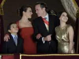 Kate del Castillo y Erik Hayser, protagonistas de 'Ingobernable', junto a los niños Alessio Valentini y Alicia Jaziz.