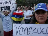 Venezolanos manifestándose en Caracas en contra del Tribunal Supremo de Justicia (TSJ) de Venezuela.