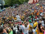 Manifestantes de la oposición venezolana reunidos en Caracas tras la sentencia de la que después ha rectificado el Tribunal Supremo de Justicia de Venezuela que despojaba de sus funciones al poder legislativo.