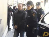 Miguel Ángel Muñoz Blas, acusado de matar a una peregrina en 2015, a su llegada a la Audiencia Provincial de León.