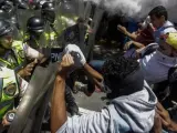 Manifestantes opositores se enfrentan a miembros de la Policía Nacional Bolivariana en Caracas, Venezuela, durante una marcha que intentaba llegar hasta el Parlamento en apoyo a la destitución de los magistrados del Supremo.