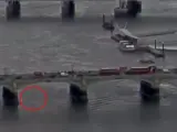 Imagen en la que se aprecia como una mujer cae del puente al Río Támesis tras ser atropellada por el vehículo del atacante de Londres.
