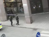 Una persona ha sido detenida en relación con el atentado terrorrista en Estocolmo, en el que un camión ha arrollado a varios viandantes en una céntrica calle de la capital.
