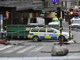 La policía mantiene el cordón policial en la zona de Estocolmo en la que un camión atropelló mortalmente a cuatro personas en un atentado.