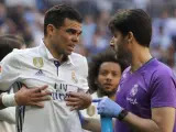 El defensa portugués del Real Madrid Pepe (i) recibe asistencia médica tras lesionarse.