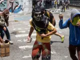 Enfrentamientos en Caracas entre opositores y policía.