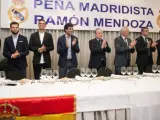 Predrag Mijatovic, Nacho Fernández, Pepe, Raúl González Blanco, Florentino Pérez y Manolo Sanchís (2d) durante el acto de celebración del veintinueve aniversario de la peña Ramón Mendoza en Alcalá de Henares.