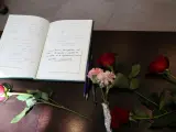 Detalle del libro de condolencias en la sede del PSOE, en Madrid, donde se ha instalado la capilla ardiente para despedir a Carme Chacón.