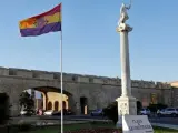 Bandera republicana izada en la plaza de la Constitución de Cádiz, con motivo de unas jornadas sobre memoria histórica.