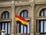 Bandera republicana en el ayuntamiento de San Sebastián.