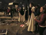Los nazarenos y los feligreses intentan recomponerse tras las estampidas de la Madrugá en Sevilla.