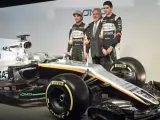 Los pilotos Checo Pérez y Esteban Ocon, junto al magnate indio Vijay Mallya, posan con el nuevo Force India VJM10.