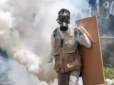 Un grupo de manifestantes se enfrenta con la policía durante una protesta en contra del Gobierno venezolano en Caracas.