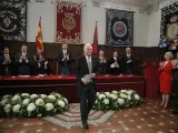 El escritor catalán Eduardo Mendoza, es aplaudido tras recibir el Premio Cervantes de manos de Felipe VI, durante la ceremonia que ha tenido lugar en el paraninfo de la Universidad de Alcalá de Henares.