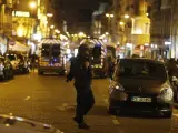 Miembros de la Policía francesa custodian la zona del atentado.