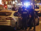 Miembros de la Policía francesa custodian la zona tras el tiroteo en los Campos Elíseos, en París.