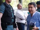 El expresidente de la Comunidad de Madrid, Ignacio González (d), a su llegada al despacho que tiene en la calle Alcalá de Madrid acompañado por Guardias Civiles para proceder al registro del mismo.