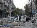 Habitantes inspeccionan una calle del este de Alepo (Siria).