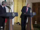 El primer ministro de Italia Paolo Gentiloni (L) y el presidente de Estados Unidos, Donald J. Trump responden a los periodistas durante una rueda de prensa.
