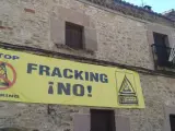 Un enorme cartelón avisa de que Anguita se ha proclamado Ayuntamiento libre de 'fracking'.
