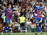 Los jugadores del FC Barcelona, el argentino Leo Messi (2d), el croata Ivan Rakitic (d) y el uruguayo Luis Suárez, celebran el segundo gol del equipo blaugrana.