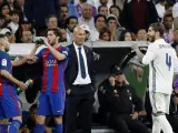 El defensa del Real Madrid Sergio Ramos se retira del terreno de juego tras ser expulsado durante el encuentro frente al FC Barcelona correspondiente a la jornada 33 de primera división, disputado en el estadio Santiago Bernabéu.