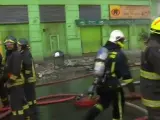 Imagen que muestra a los bomberos trabajando cerca de un edificio dañado por el terremoto que ha sacudido el centro de Chile.