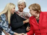 La hija del presidente estadounidense Ivanka Trump saluda a la canciller alemana, Angela Merkel, y la directora del FMI, Christine Lagarde, tras participar en la mesa redonda "Mujeres inspiradoras: aumentando el espíritu empresarial de las mujeres" durante la cumbre de la mujer del G-20.