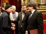 Llach con Puigdemont en el Parlament.