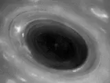 Imagen sin procesar tomada por la nave Cassini que muestra la atmósfera de Saturno más cerca que nunca a medida que la nave se adentra en sus anillos.