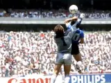 El primer gol anotado por el futbolista argentino Diego Armando Maradona en el partido entre Argentina e Inglaterra por los cuartos de final de la Copa Mundial de Fútbol de 1986, el 22 de junio de 1986, en el Estadio Azteca de la ciudad de México.