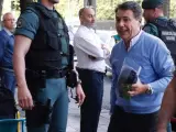 El expresidente de la Comunidad de Madrid, Ignacio González (d), a su llegada al despacho que tiene en la calle Alcalá de Madrid acompañado por Guardias Civiles para proceder al registro del mismo.