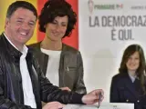 El ex primer ministro italiano Matteo Renzi, junto a su esposa Agnese, vota en las elecciones primarias del Partido Demócrata (PD) en Pontassieve, cerca de Florencia, Italia