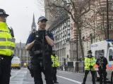 Miembros armados de la policía bloquean el acceso a la calle Whitehall en Londres.