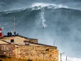 Imagen de archivo del surfista Garrett McNamara 'cabalgando' una enorme ola en Nazaré, en la costa portuguesa, donde las olas son gigantescas en algunas épocas del año.
