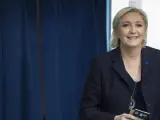 La ultraderechista Marine Le Pen antes de introducir su voto en la urna durante la primera vuelta de las presidenciales francesas.